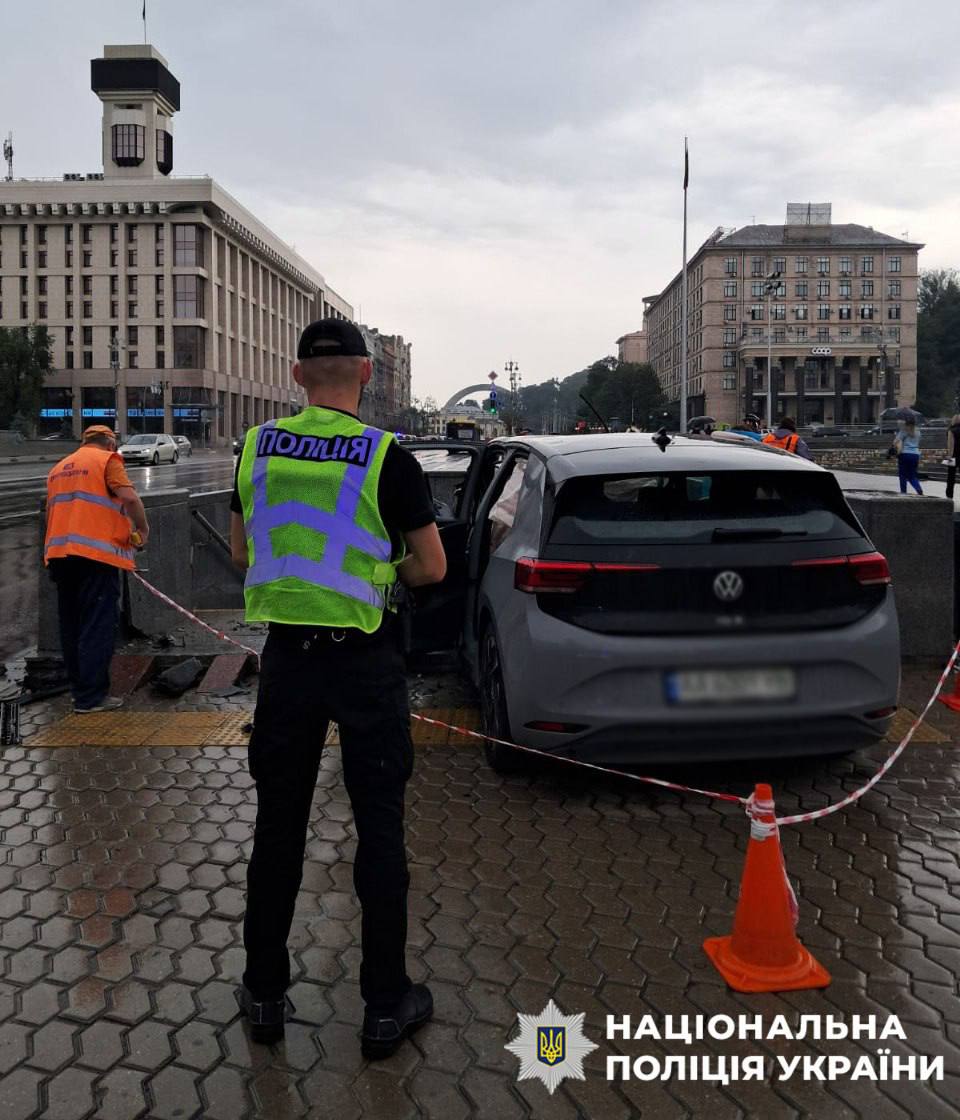 Авто ледь не звалилося у підземку: у Києві на Хрещатику сталася жорстка ДТП (фото)