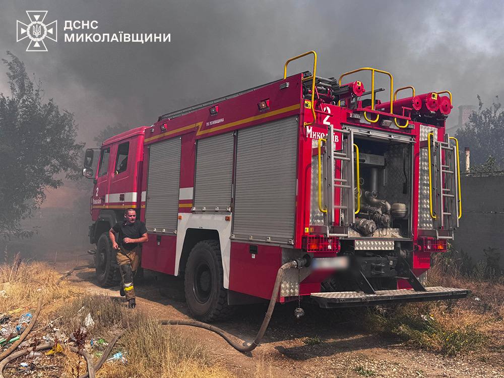 Ситуація критична: на Миколаївщині вогонь з екосистеми перекинувся на будинки (фото)