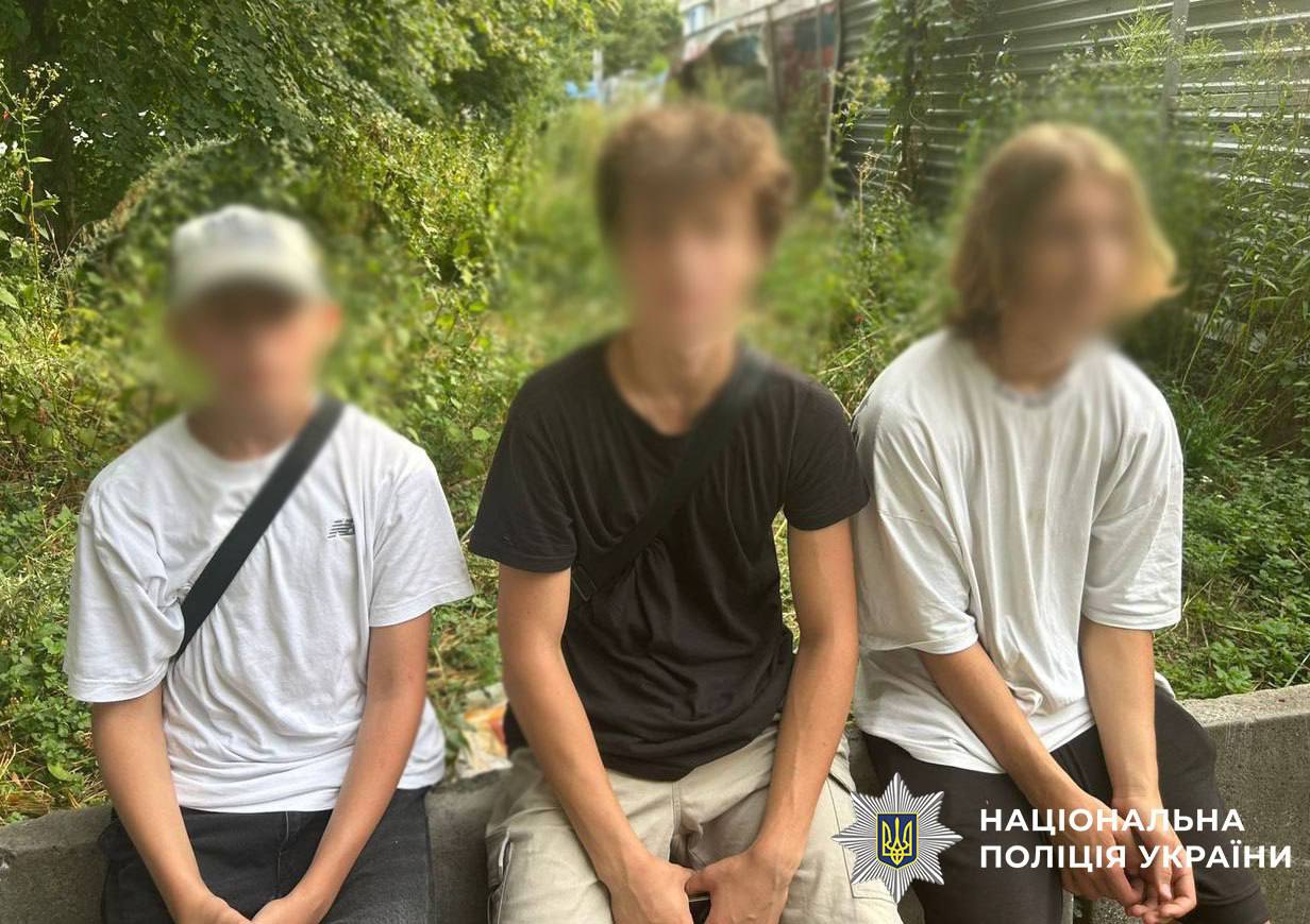 Небезпечні розваги: у Києві троє школярів вилізли на будівельний кран (фото)