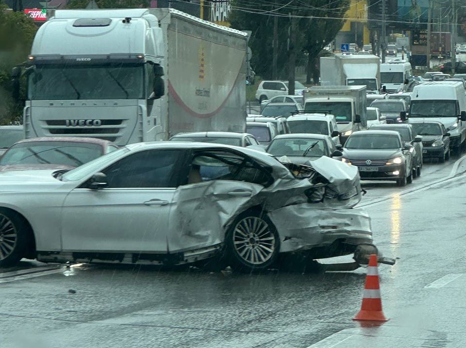 Частину автівки зім'яло: у Києві сталася ДТП, рух ускладнено (фото)