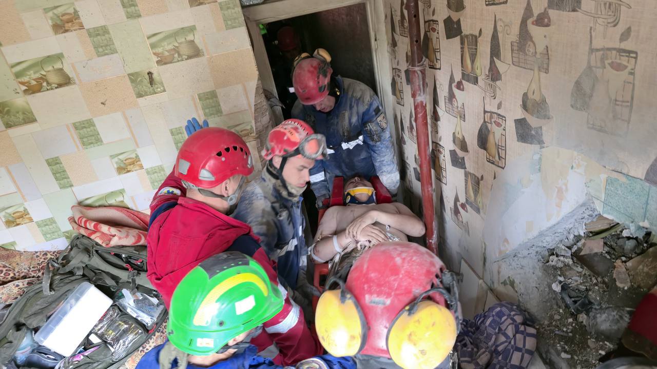 У Києві з-під завалів рятувальники дістали живого чоловіка (фото)