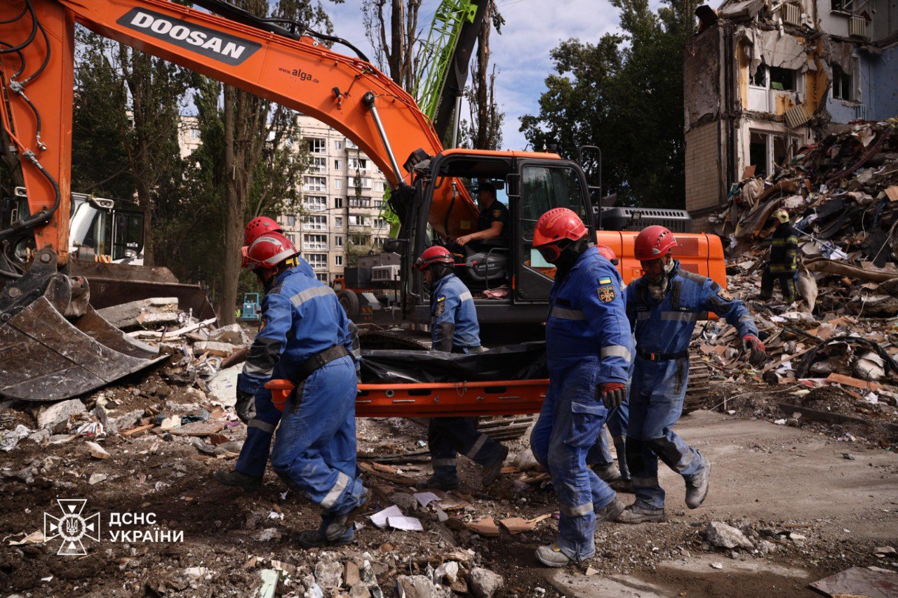 У Києві зросла кількість загиблих після нічного обстрілу (фото)