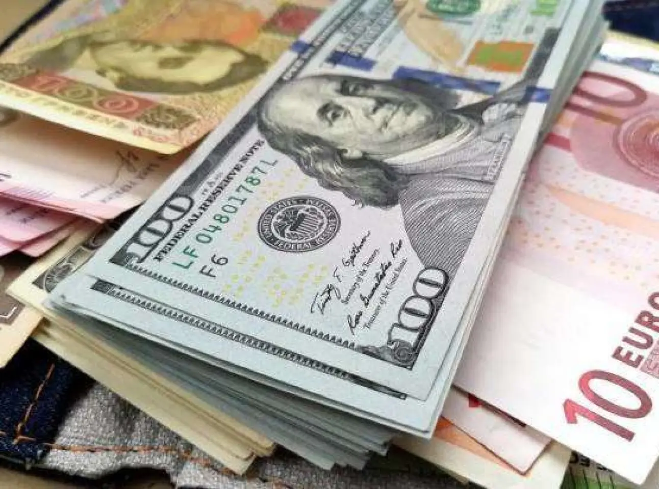 Продовжує падати: який курс долара та євро НБУ встановив на останній день липня