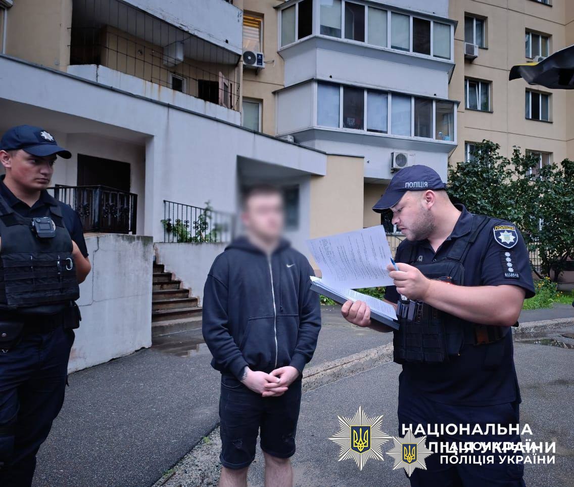У Києві на Троєщині чоловіку прямо посеред вулиці вистрелили в обличчя: підозрюваного затримали