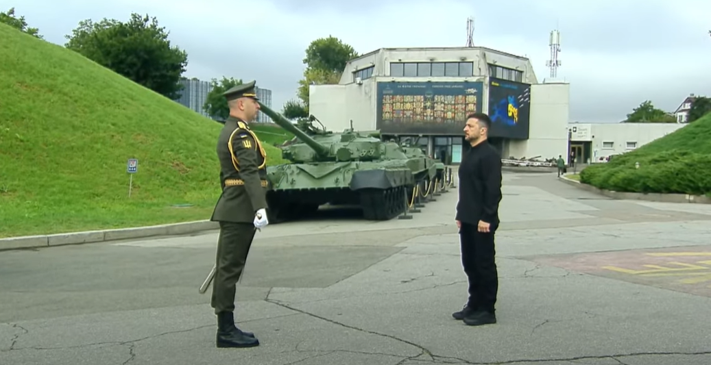 Не подаруємо окупантам свою землю: Зеленський узяв участь в урочистостях до Дня Державного прапора (відео)