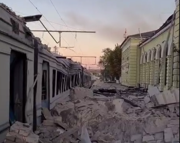 Обстріл Лозової на Харківщині: пошкоджено вокзал, є загиблий (відео)