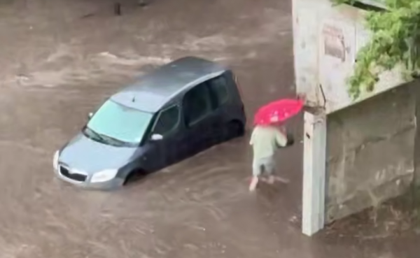 Град, повалені дерева і затоплені вулиці: Київ накрила негода (відео)