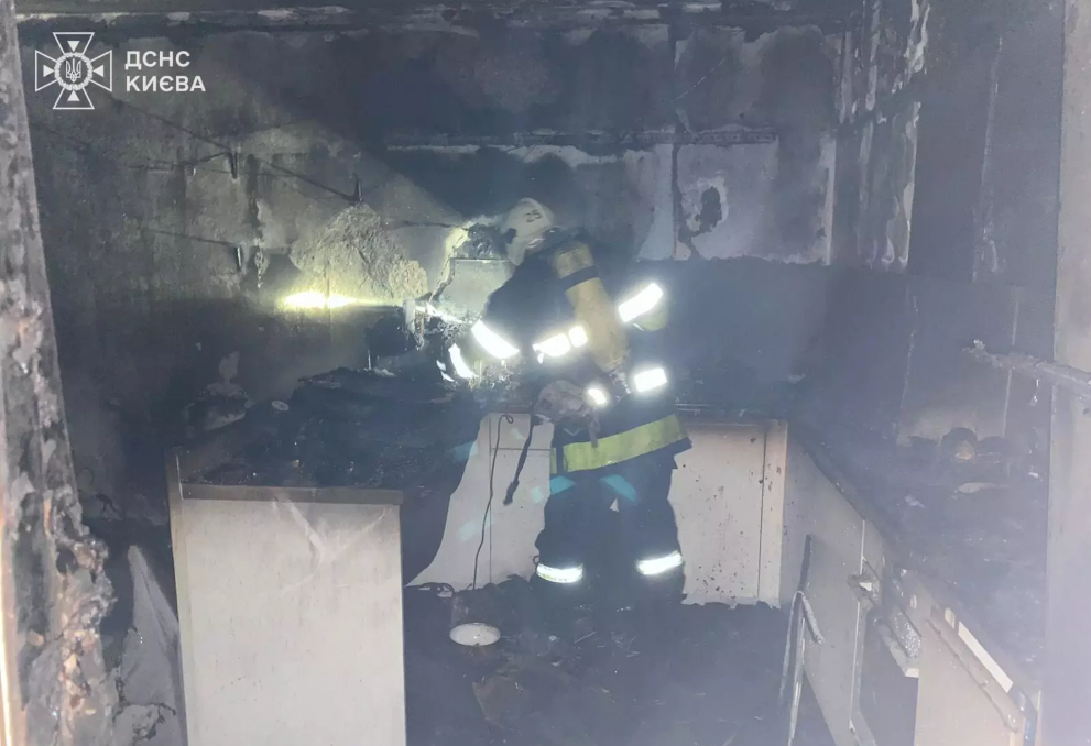 Пожежники врятували десятки людей під час займання в одній з київських багатоповерхівок (фото)