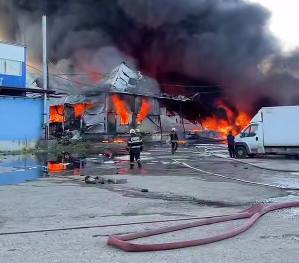 У Підмосков'ї горить хімзавод: до гасіння вогню залучили вертоліт (відео)