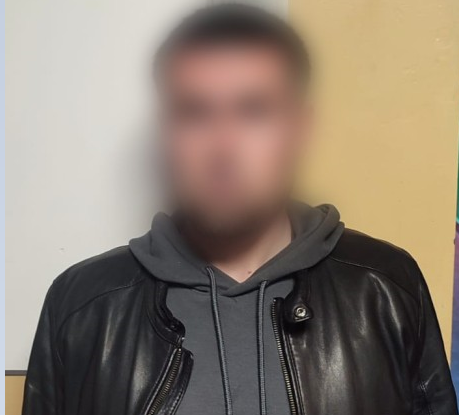 Погрожував ножем: у Києві чоловіка підозрюють у виманюванні майже півмільйона гривень у вдови загиблого воїна