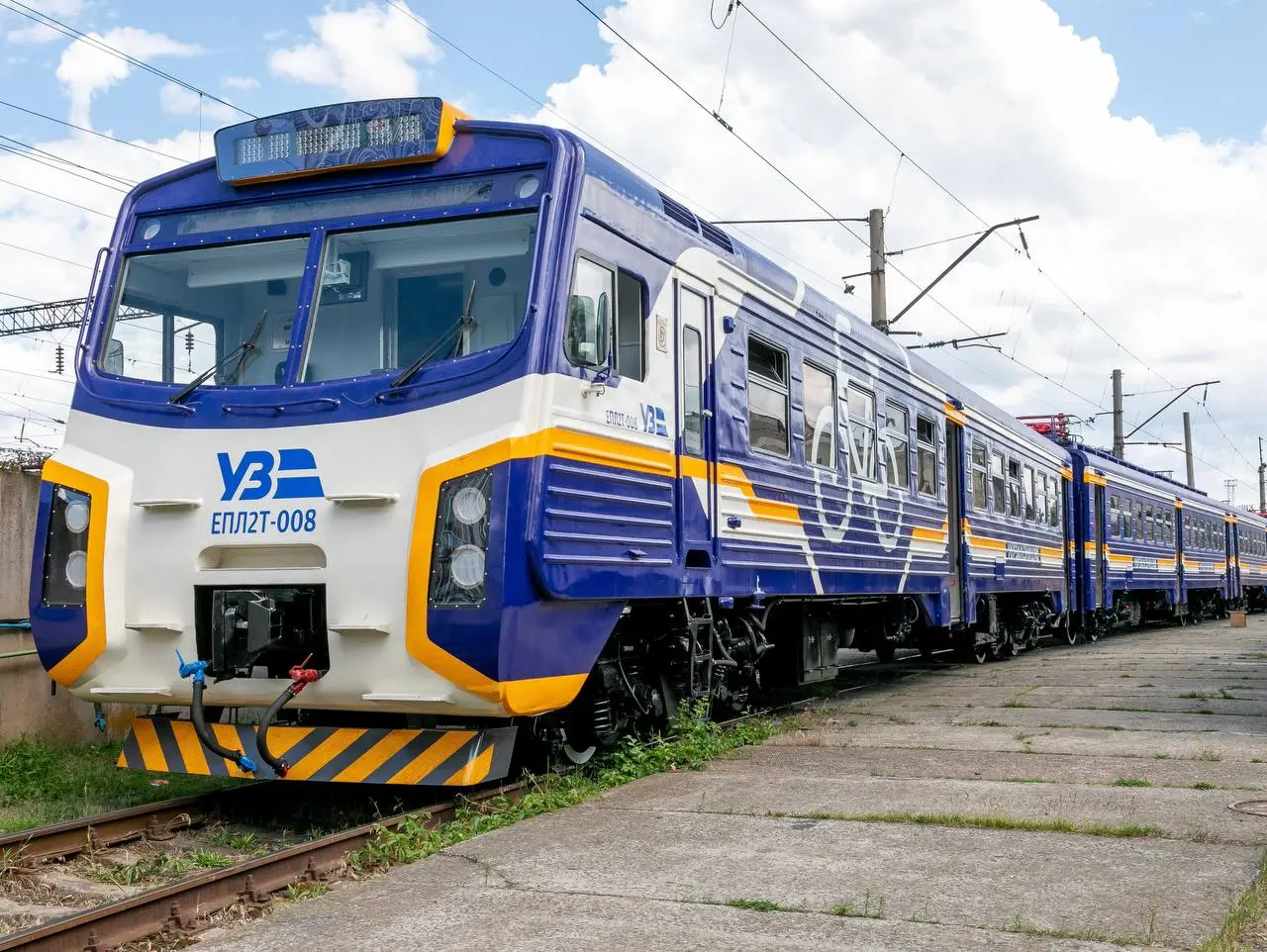 На Закарпатті зійшов з рейок пасажирський потяг: який рейс затримується (фото)