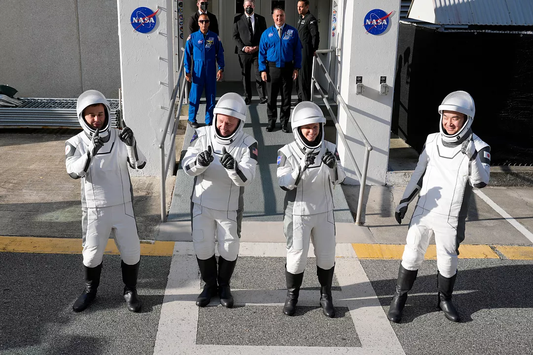Політ тривав всього 15 годин: SpaceX доставила на МКС чотирьох астронавтів (відео)