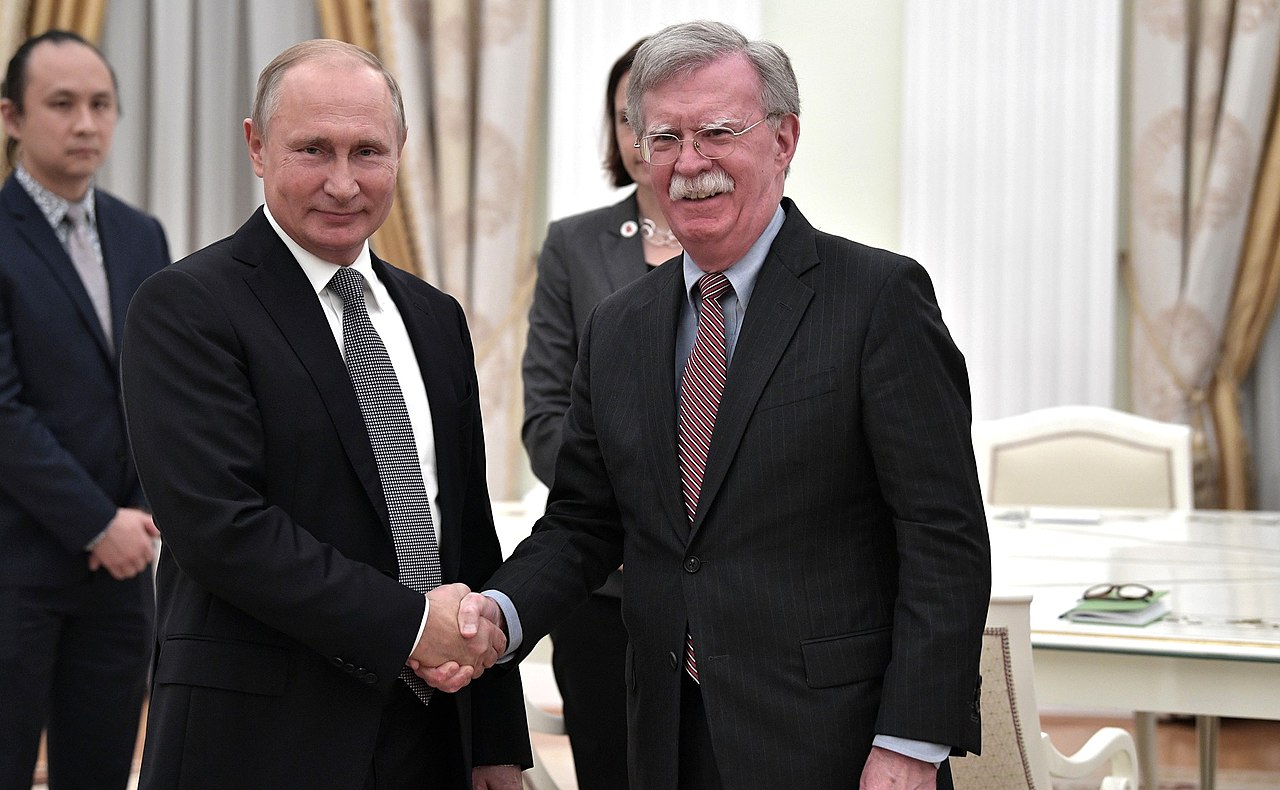 Колишній радник Трампа пояснив, для чого Путіну потрібна зустріч в Алясці