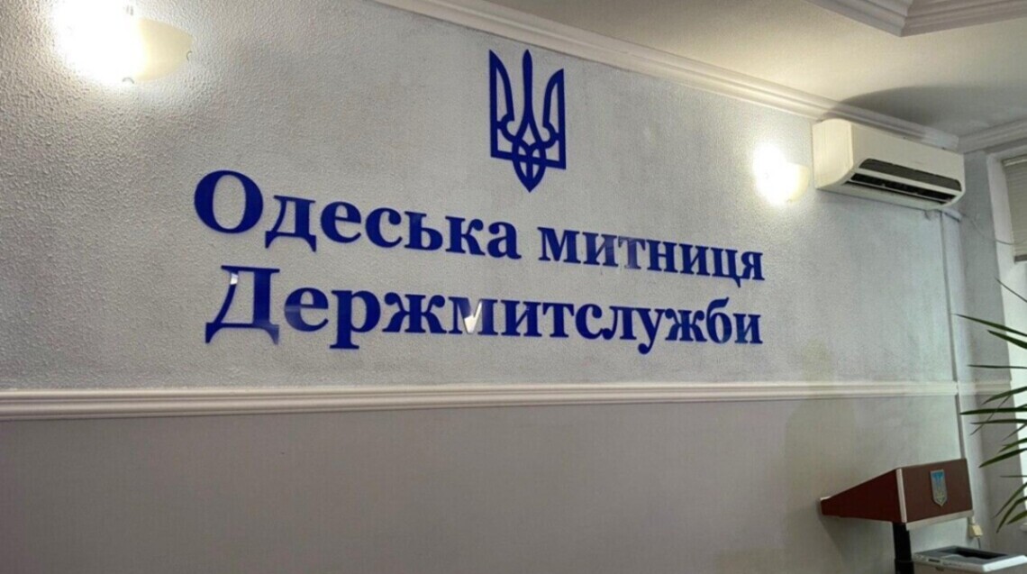 Замість штрафу хотіла покласти гроші в кишеню: працівницю одеської митниці затримано на хабарі