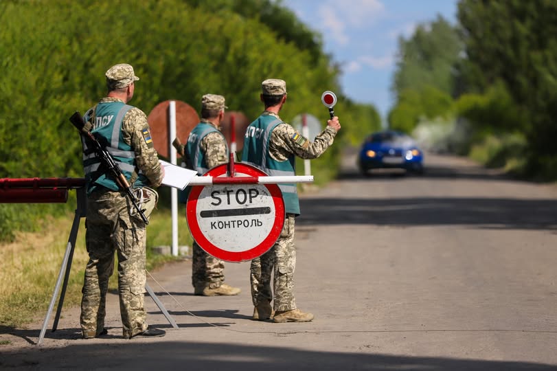 На Закарпатті поблизу кордону під час руху загорілася автівка, в якій перебували двоє пенсіонерів і їхній онук