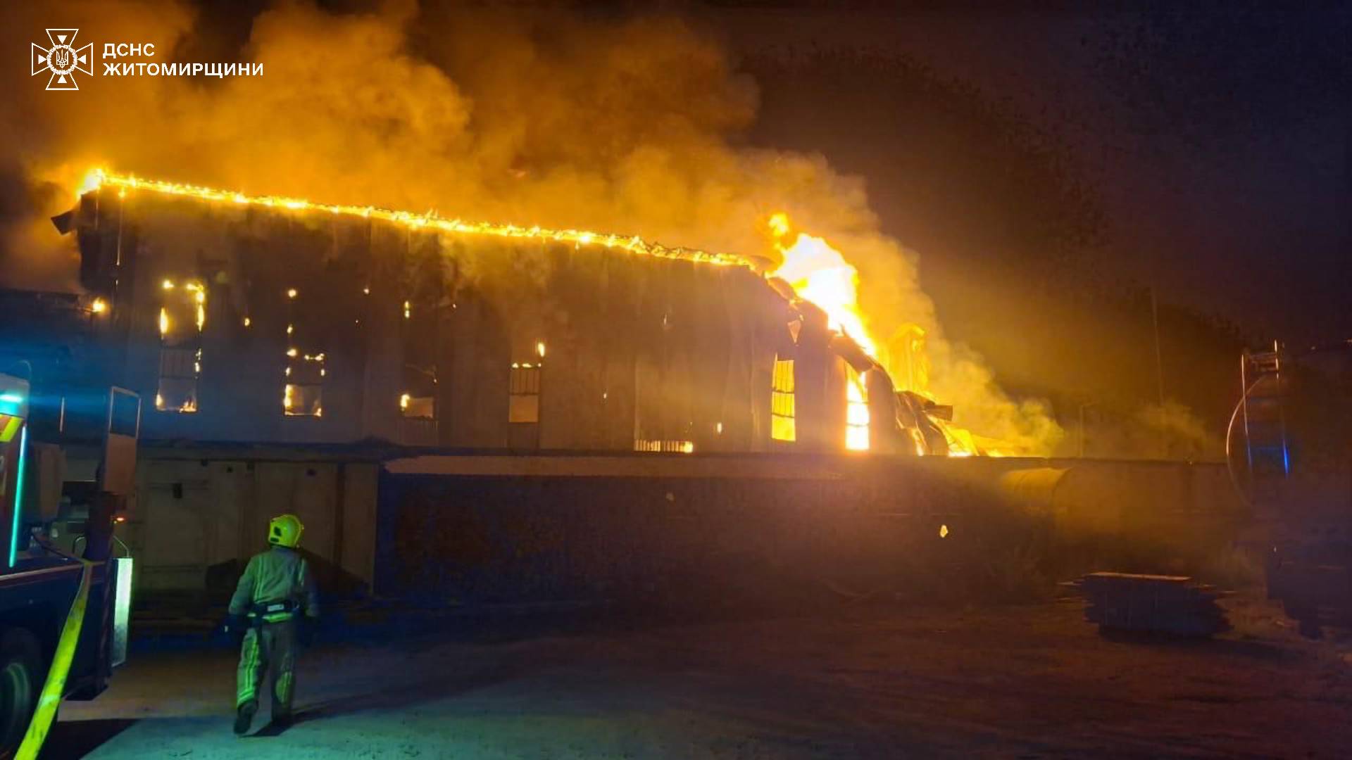 На Житомирщині понад три години гасили масштабну пожежу на підприємстві: фото з місця події
