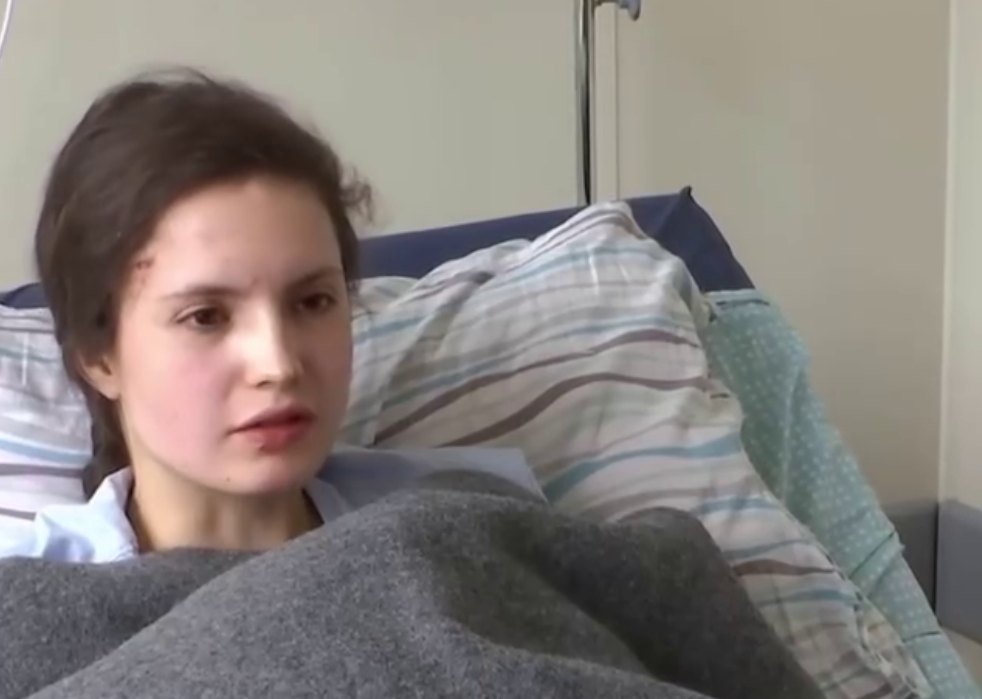 У Києві під час обстрілу дівчину викинуло з 9-го поверху: вона вижила, але залишилась сиротою
