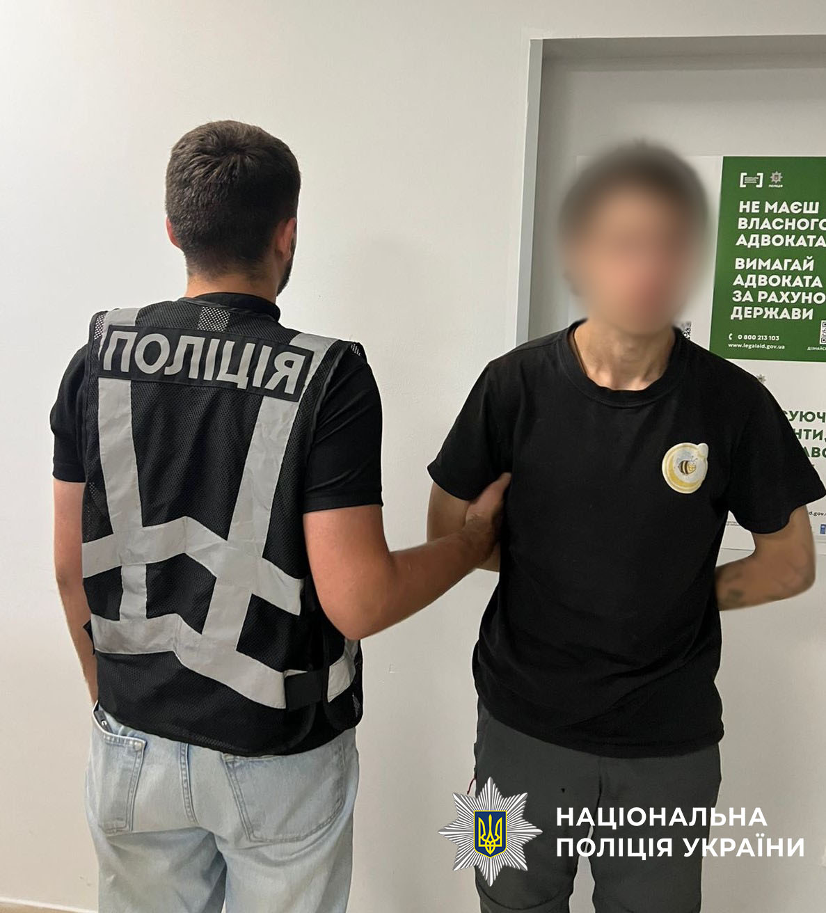 У Києві на зупинці громадського транспорту пограбували жінку: фото з місця злочину