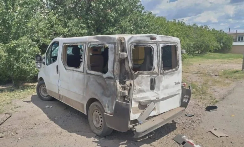 На Дніпропетровщині окупанти влучили дроном у мікроавтобус: є загиблий і поранені