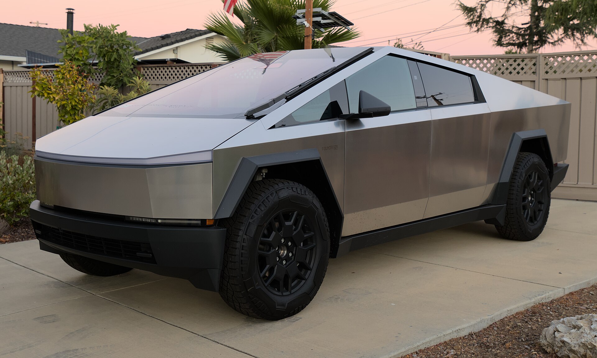 Співзасновник Tesla, який керував до приходу Маска, назвав Cybertruck сміттєвим контейнером