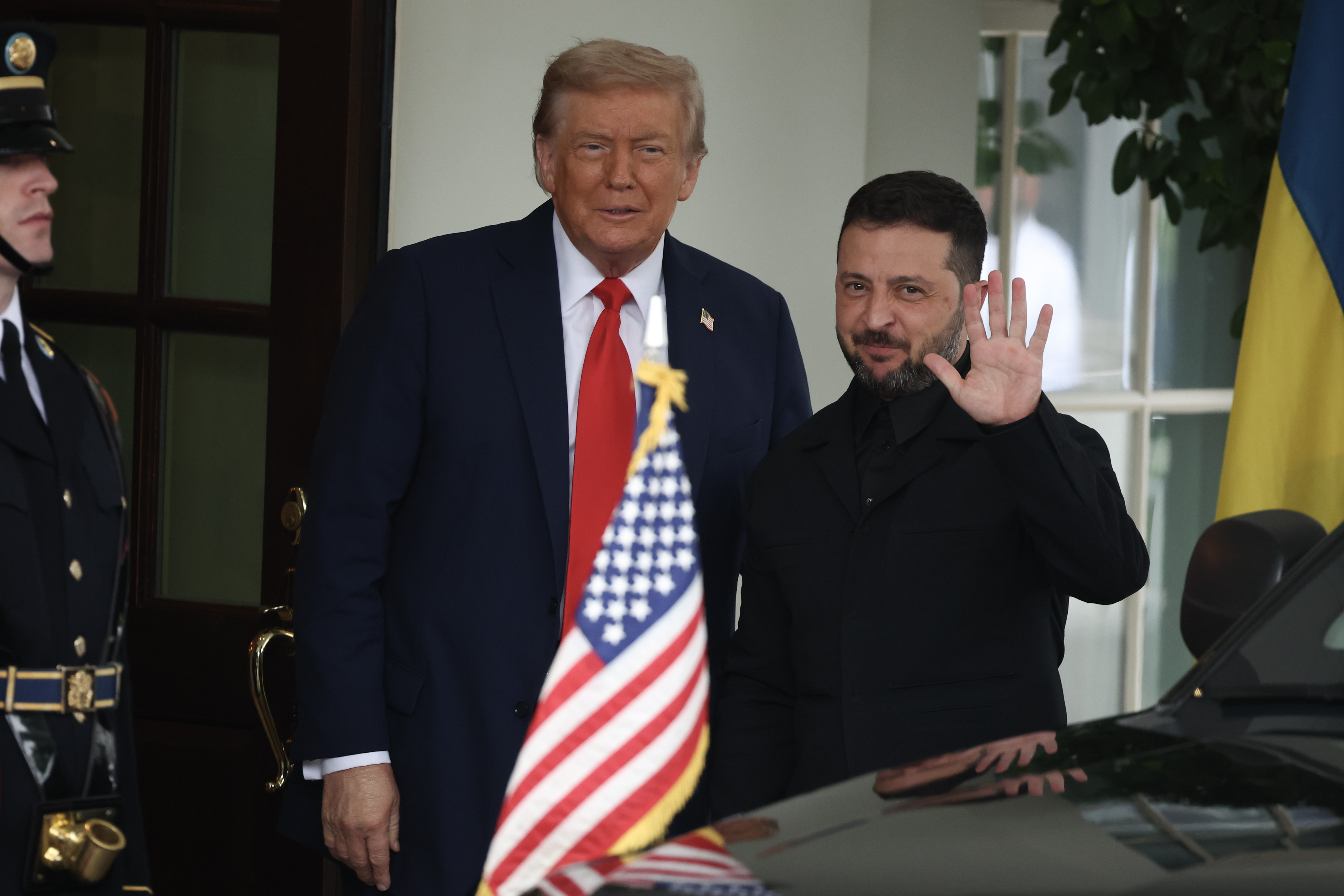Фото дня: у мережі показали кадри закритих перемовин Трампа й Зеленського біля мапи України 