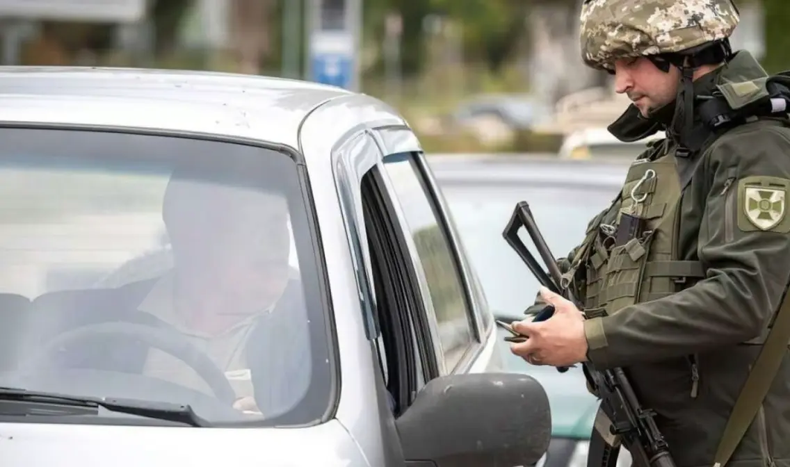 Чоловікам до 22 років дозволили виїжджати за кордон: які зміни ухвалив уряд