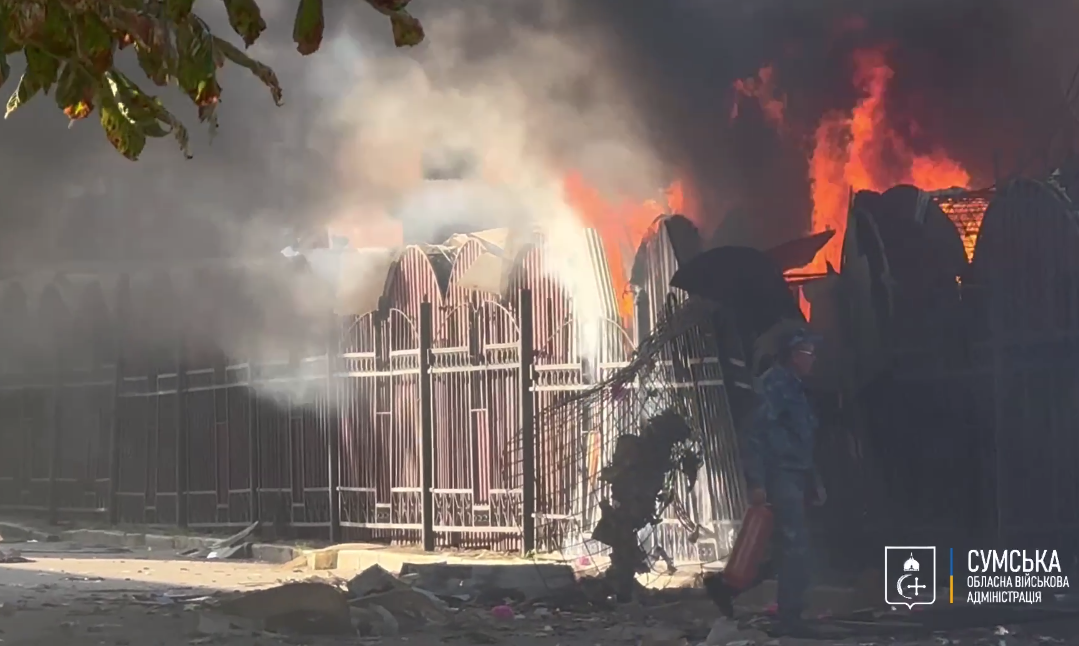 Ворог вдарив по цивільній інфраструктурі Сум: спалахнула пожежа (відео)