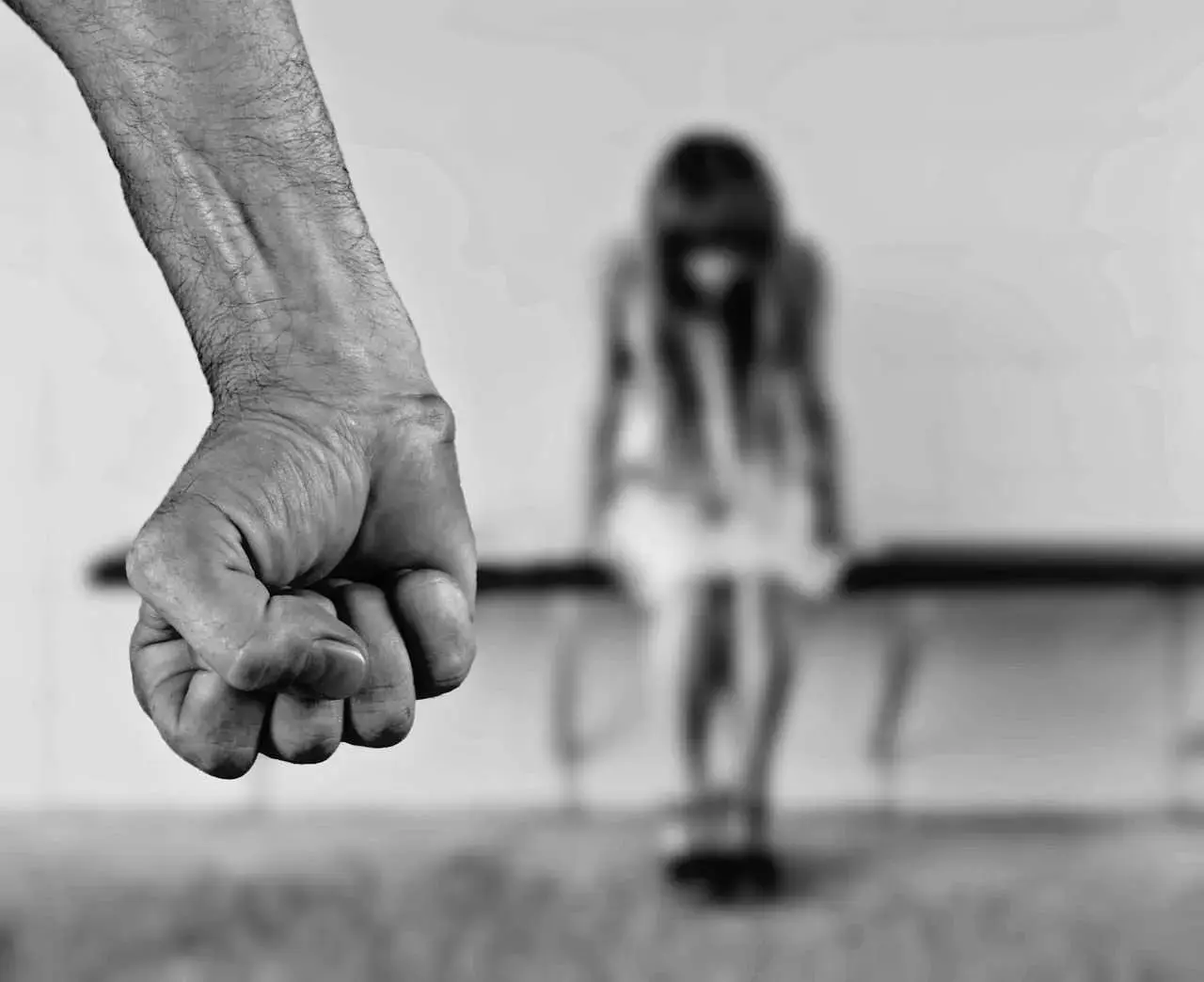 У Києві двох молодиків підозрюють у зґвалтуванні 12-річної дитини (фото)