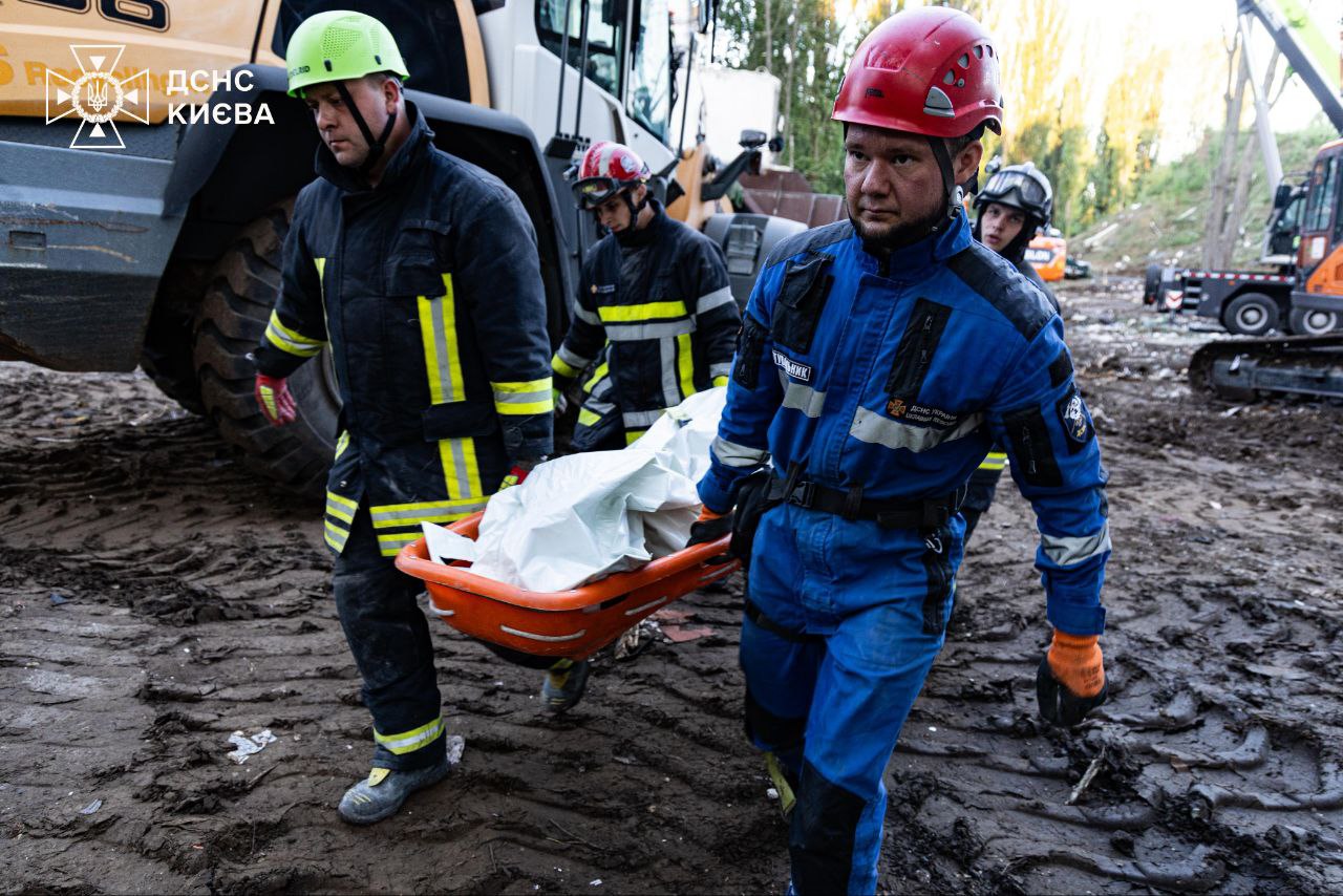 Кривавий удар по Києву: з-під завалів будинку дістали ще 10 тіл загиблих, серед яких дворічна дитина