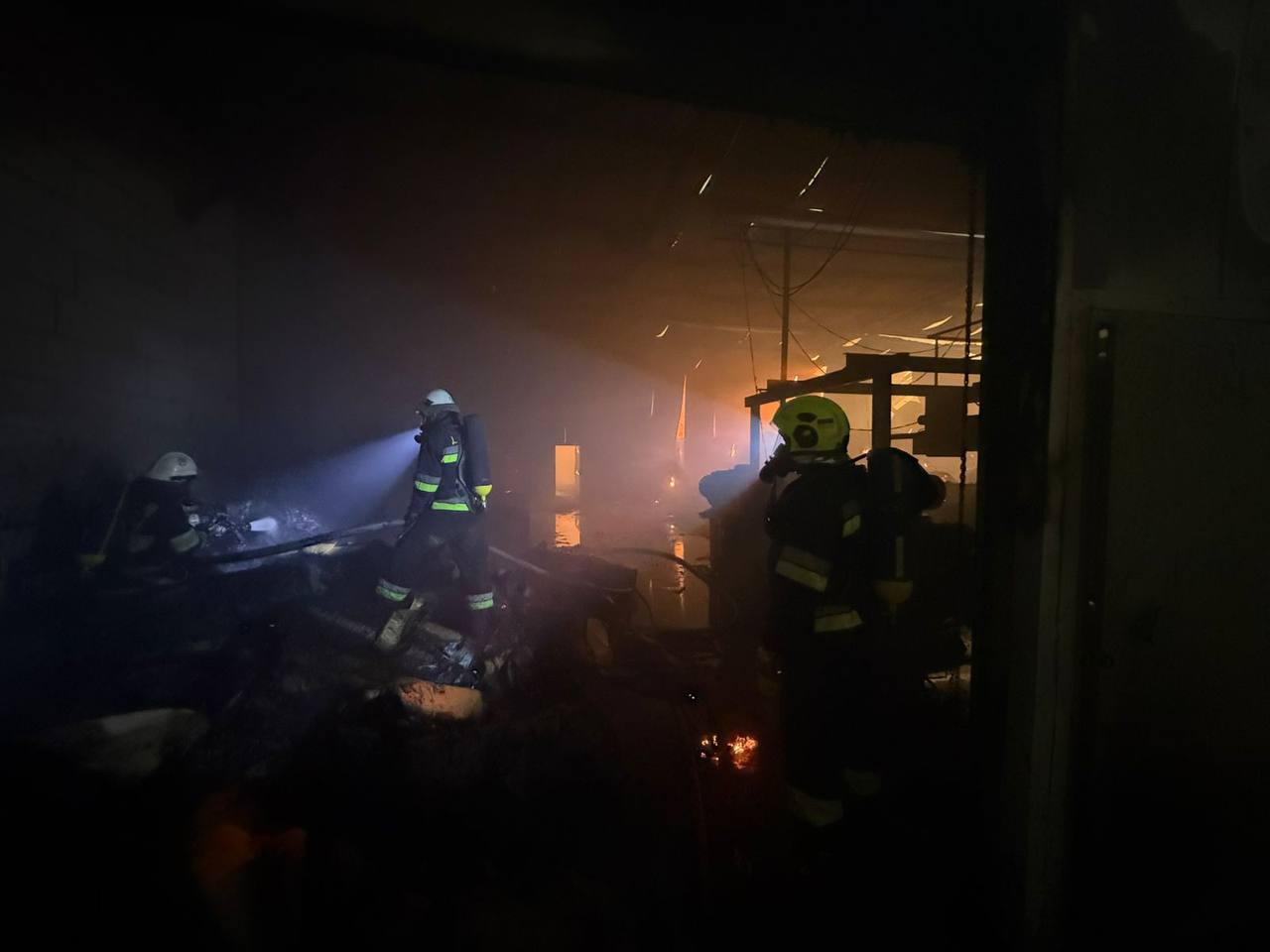Росія вночі вдарила по меблевому підприємству на Київщині: там масштабна пожежа (фото) 
