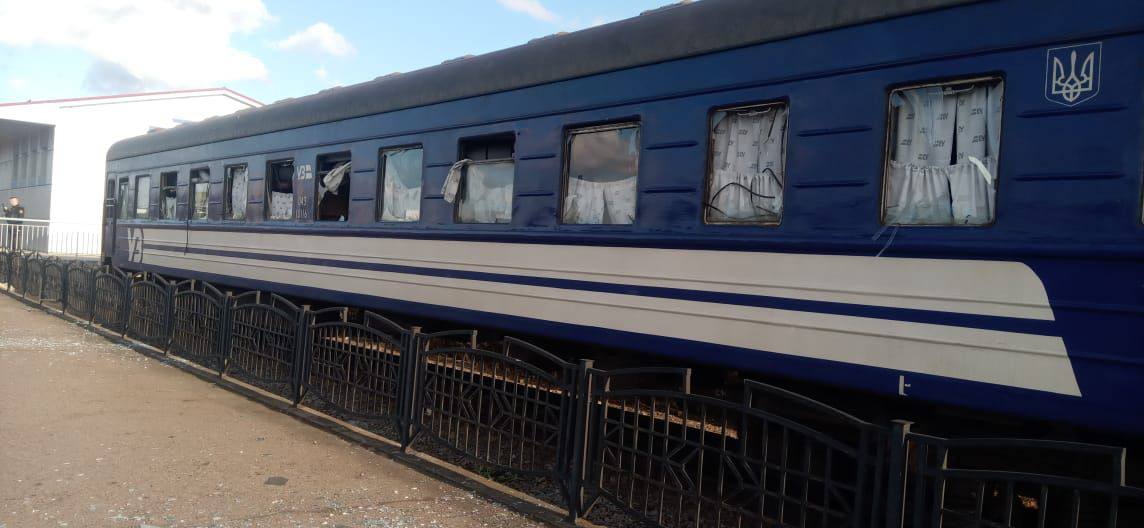 Росіяни вдарили дроном по вокзалу в Сумах: пошкоджено пасажирський поїзд (фото)