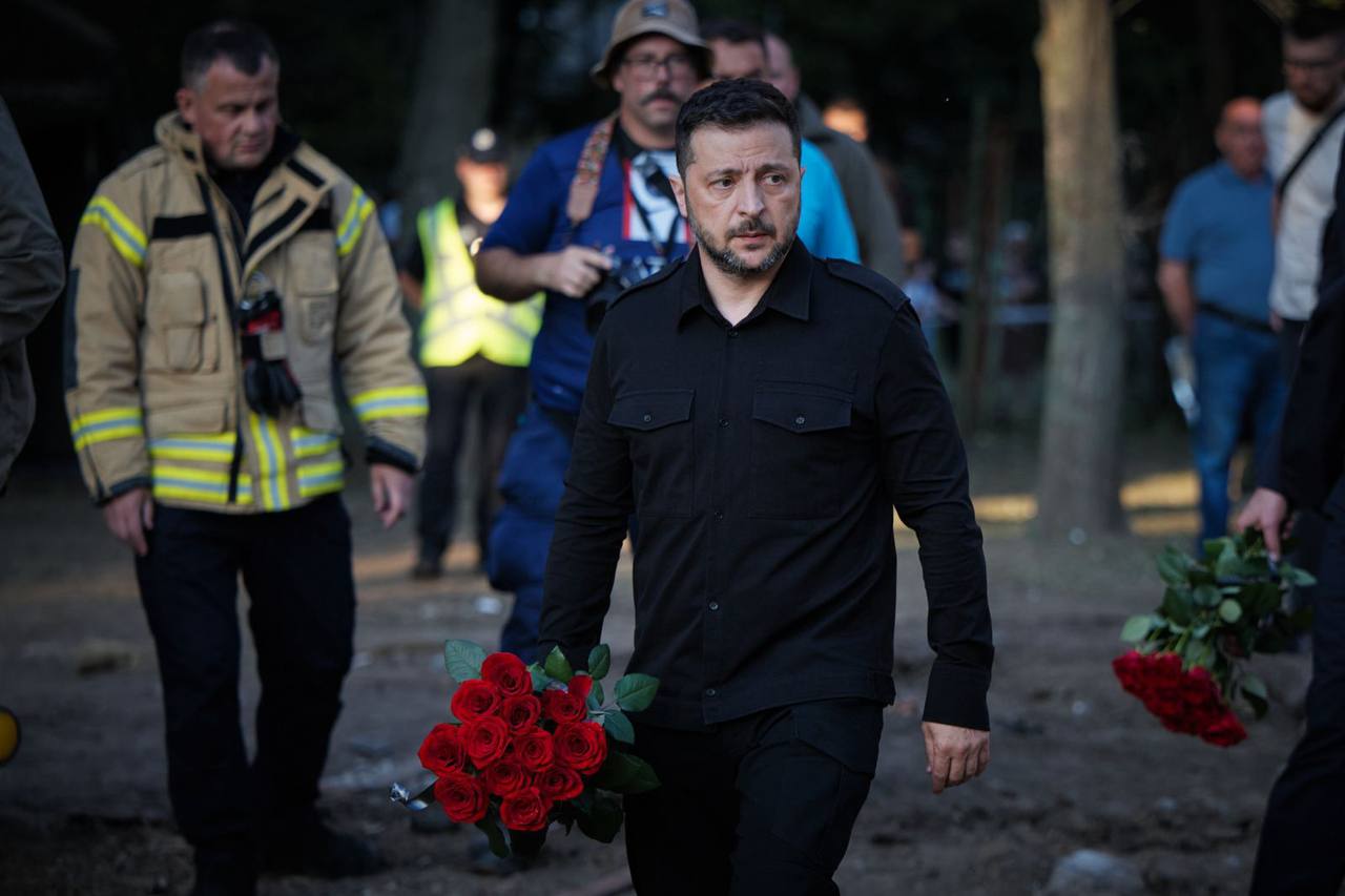 Ми ніколи не пробачимо: Зеленський вшанував пам’ять загиблих після російського удару по Києву (фото)