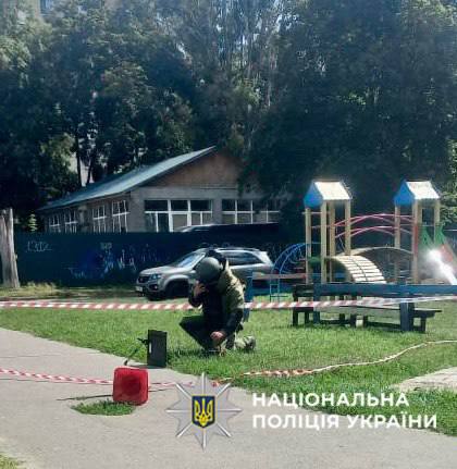 У Києві на дитячому майданчику знайшли схожий на міну предмет (фото)