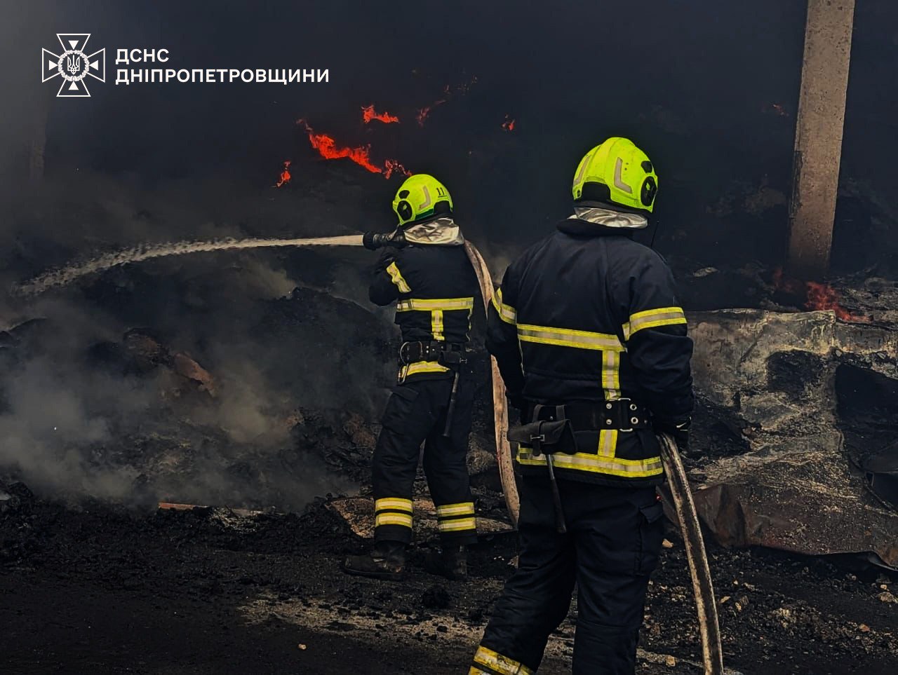 У Кривому Розі спалахнула масштабна пожежа у пекарні: є жертви (фото)