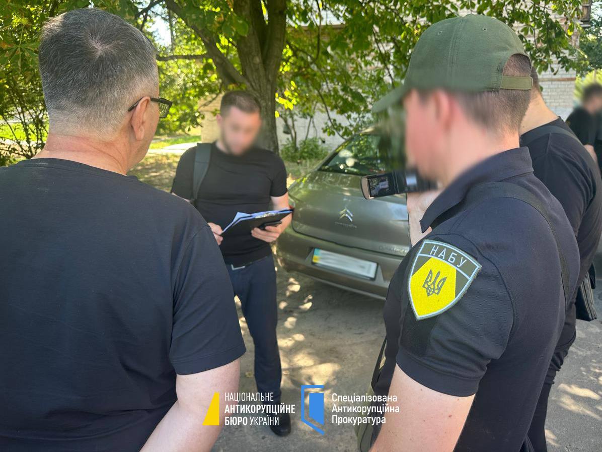 Суддя з Дніпропетровщини погорів на хабарі $800: гроші взяв у пакеті з яблуками (фото)