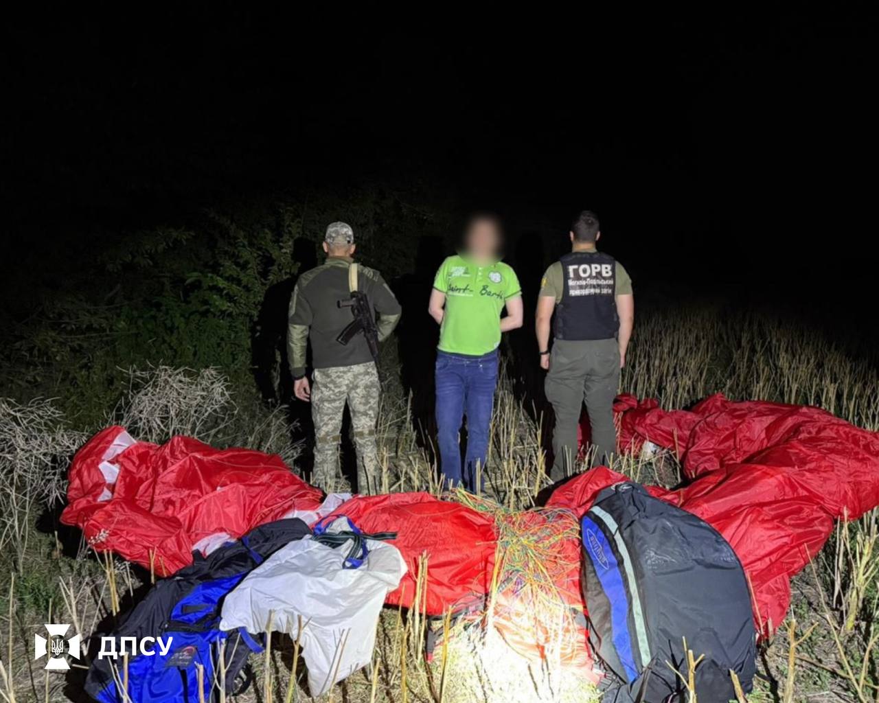 Перерваний політ: чоловік на параплані намагався втекти до Молдови (фото)