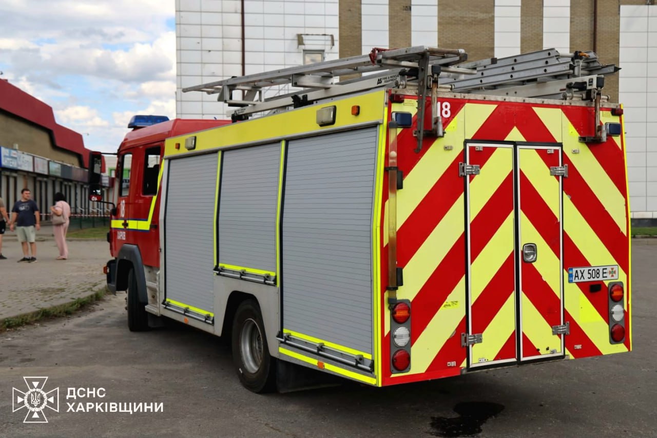 Рашисти вгатили по меблевому магазину в Харкові: у ДСНС показали руйнування (фото)