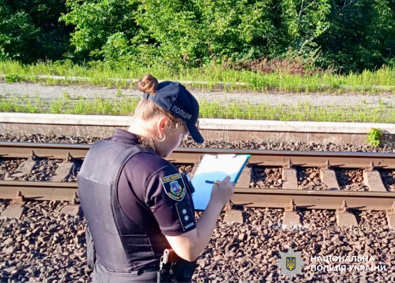 На Київщині потяг на смерть збив жінку: деталі трагедії (фото)
