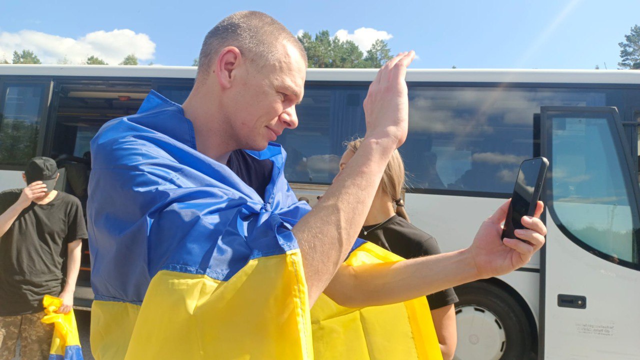 Доцю, не плач, ми вдома: емоції особливого обміну полоненими (відео)