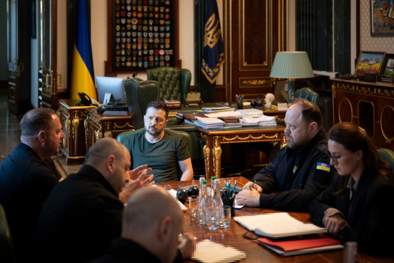 Є рішення щодо зміцнення позицій на Донеччині: Зеленський провів Ставку та нараду з командою уряду
