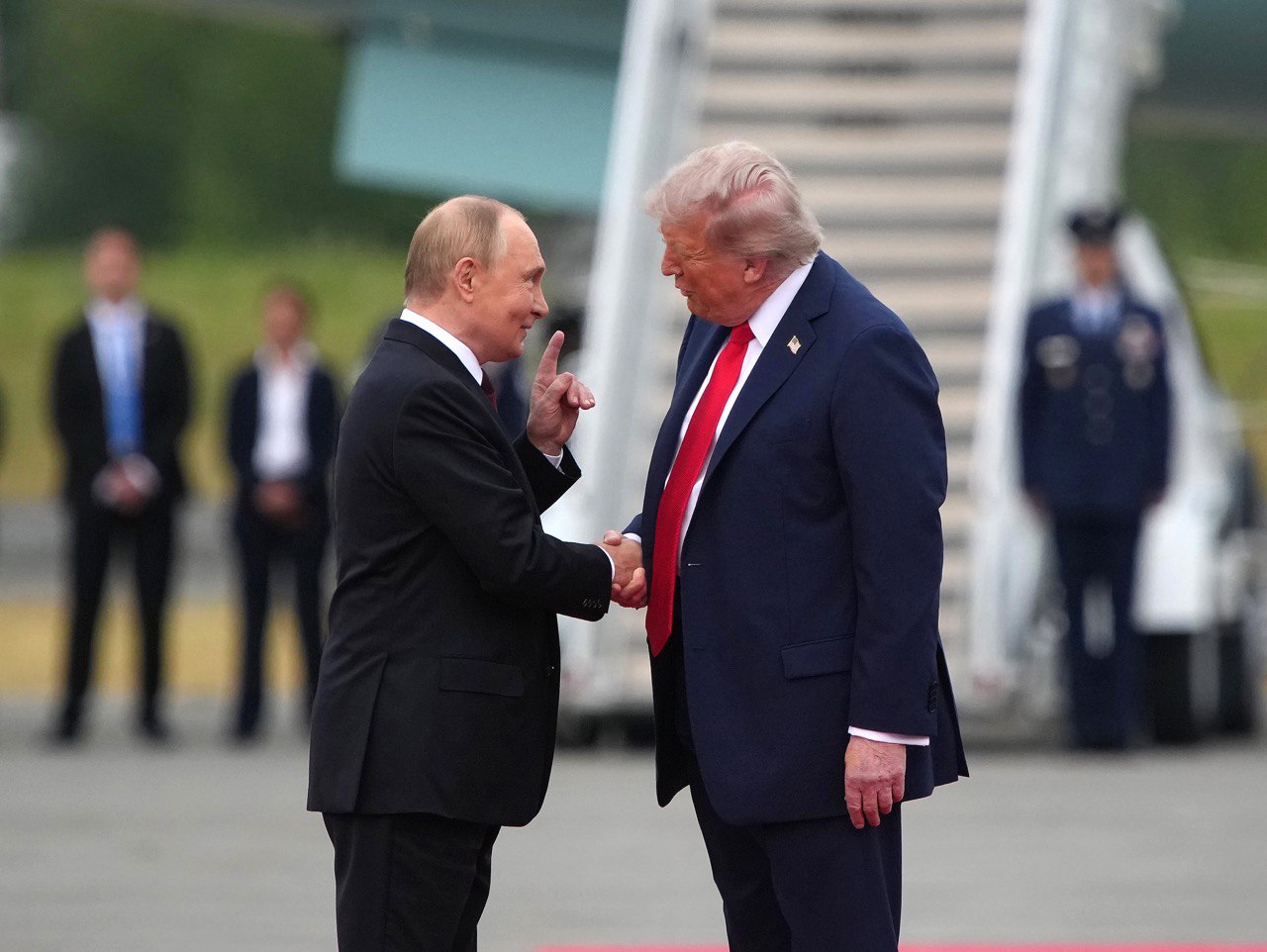 Західні журналісти розкритикували Трампа за його поведінку під час привітання з Путіним