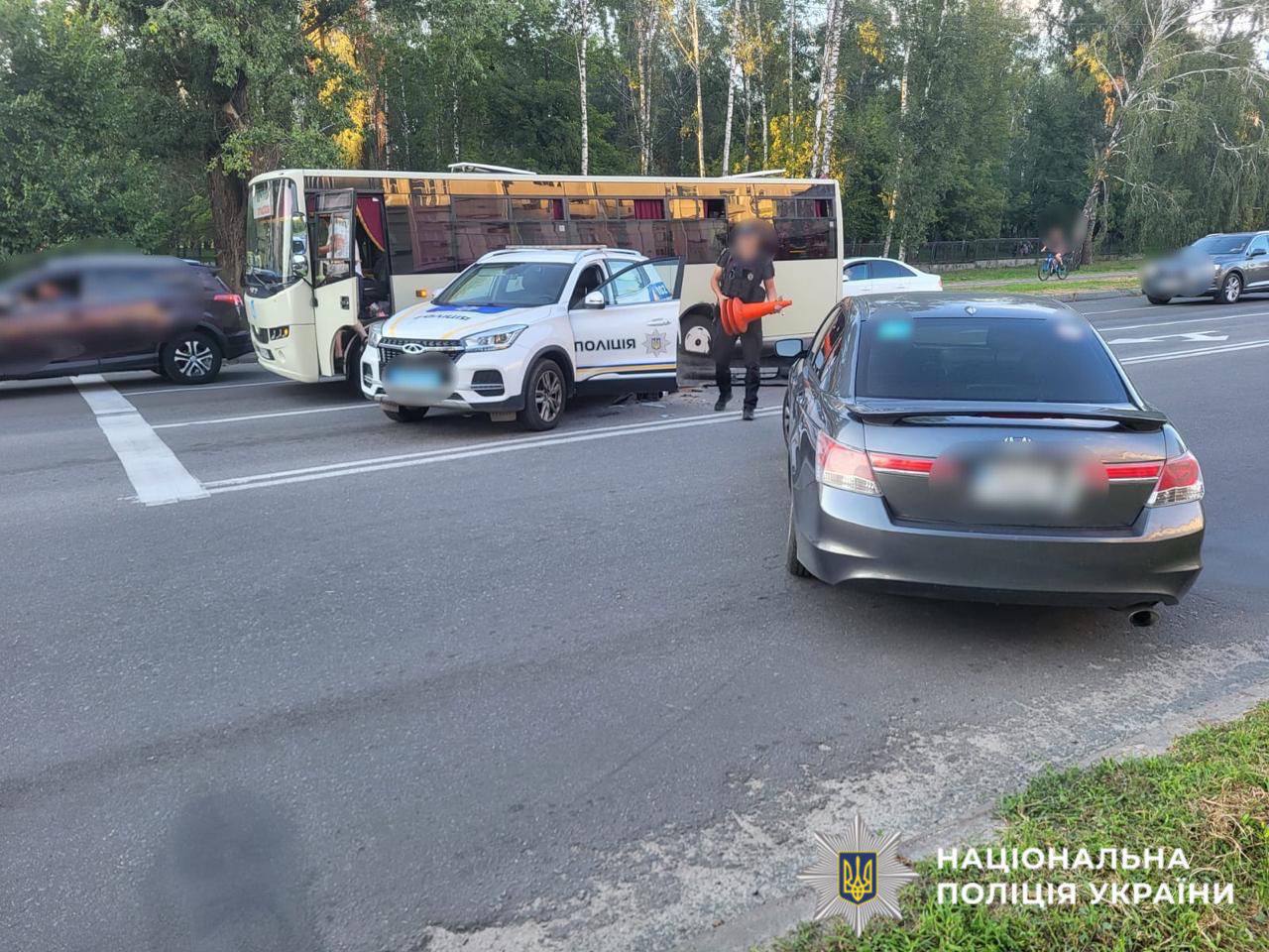 На Київщині сталася ДТП за участі поліцейської автівки: деталі інциденту