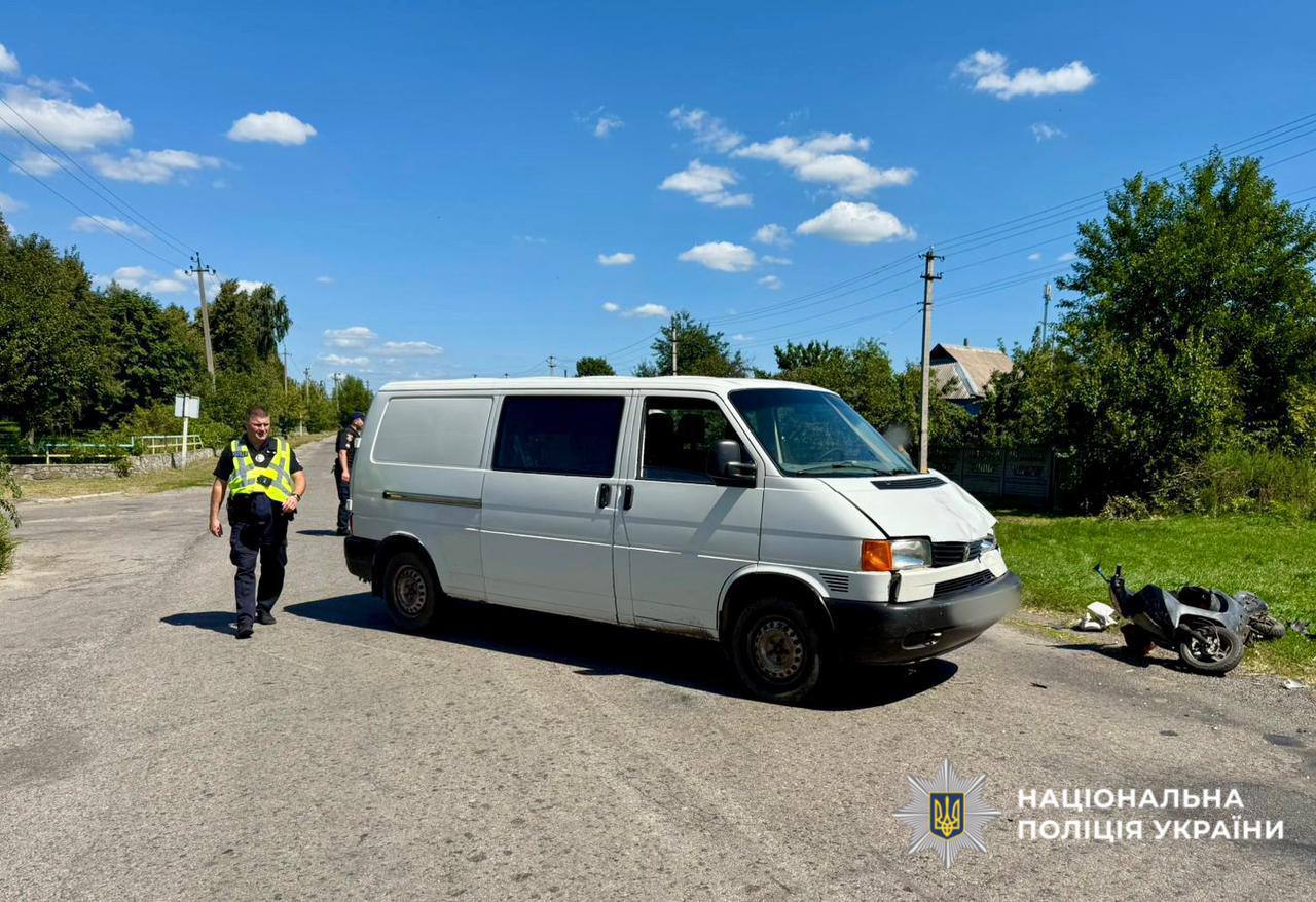 На Київщині підлітки на мопеді влетіли у мікроавтобус: діти у лікарні (фото)