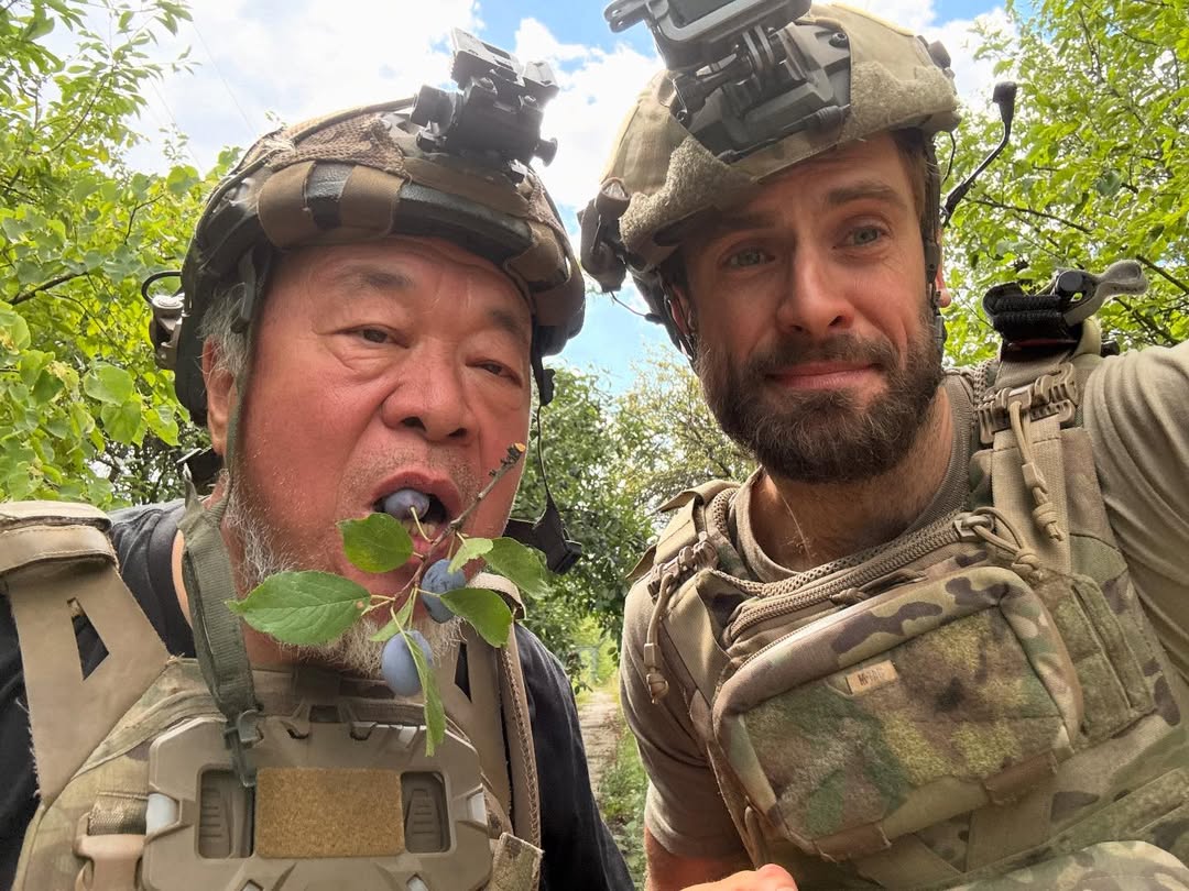 Найвпливовіший художник світу відвідав українських військових на фронті (фото)