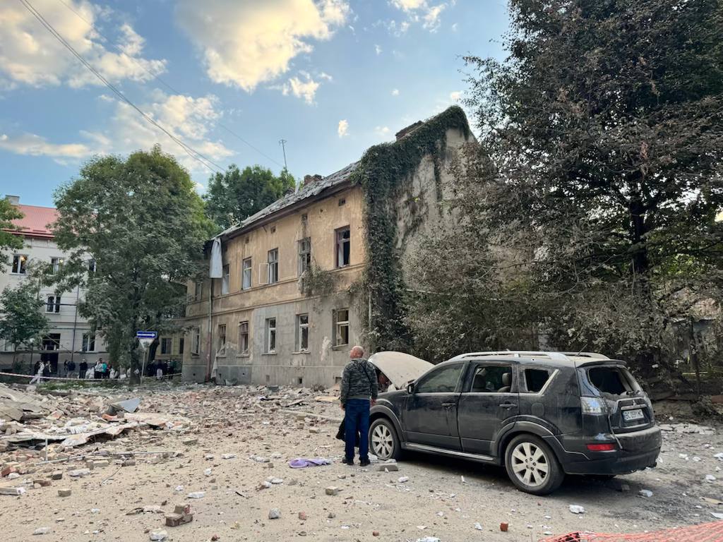 У Львові одна людина загинула, є поранені: рашисти завдали комбінованого удару