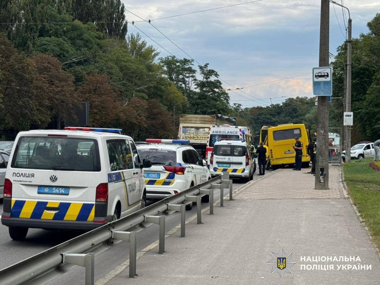 У Києві зіткнулися автобус та маршрутка: є постраждалі (фото)