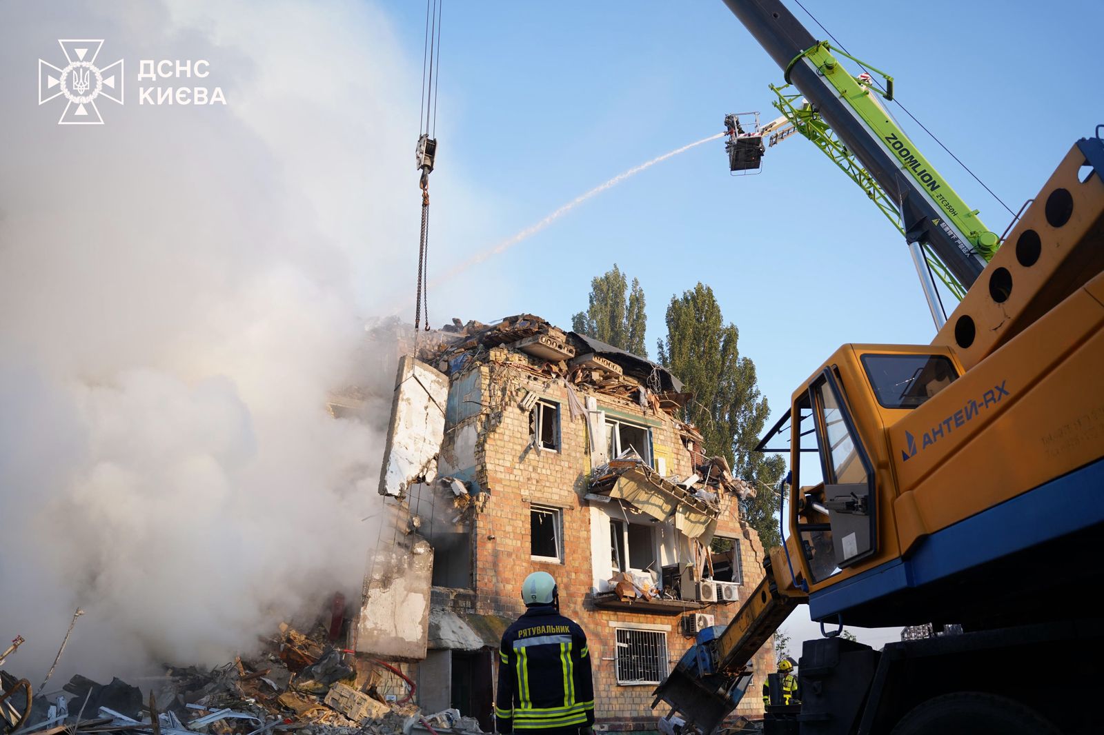 У Києві різко зросла кількість загиблих: Зеленський відреагував на обстріл (відео)