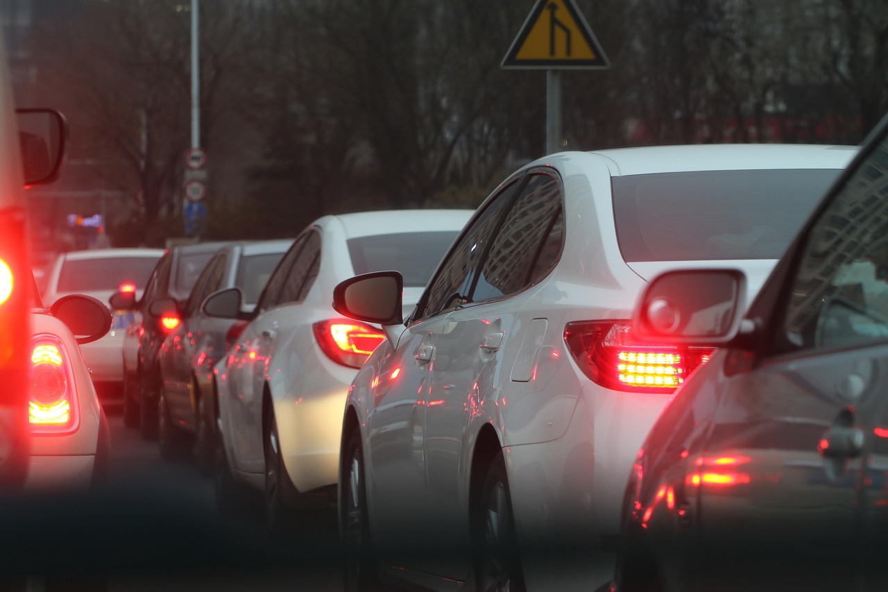 У Києві після нічного обстрілу перекрили деякі вулиці: де можливі затори