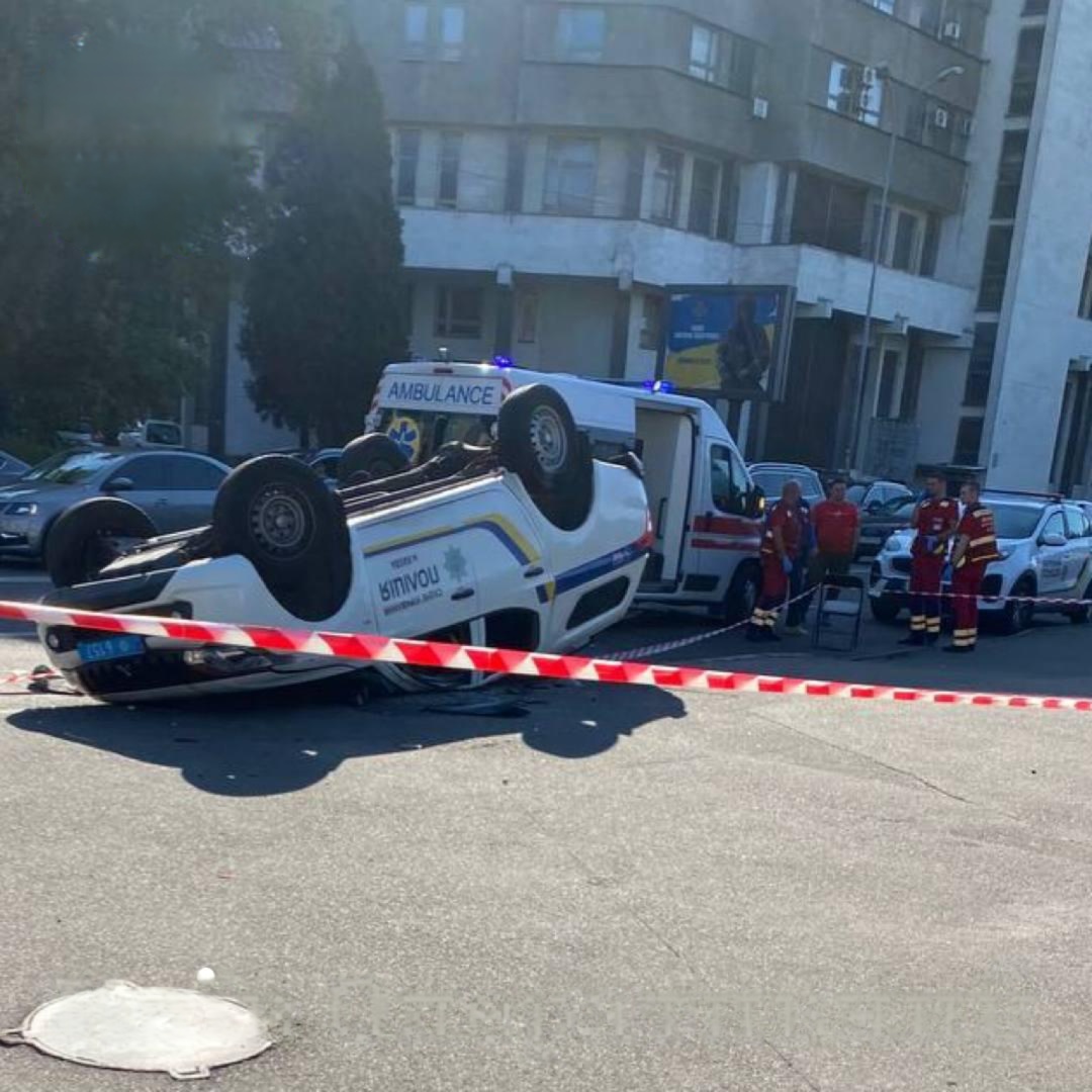 У Києві під час ДТП перекинулася поліцейська автівка, загинув правоохоронець: усі деталі (відео)