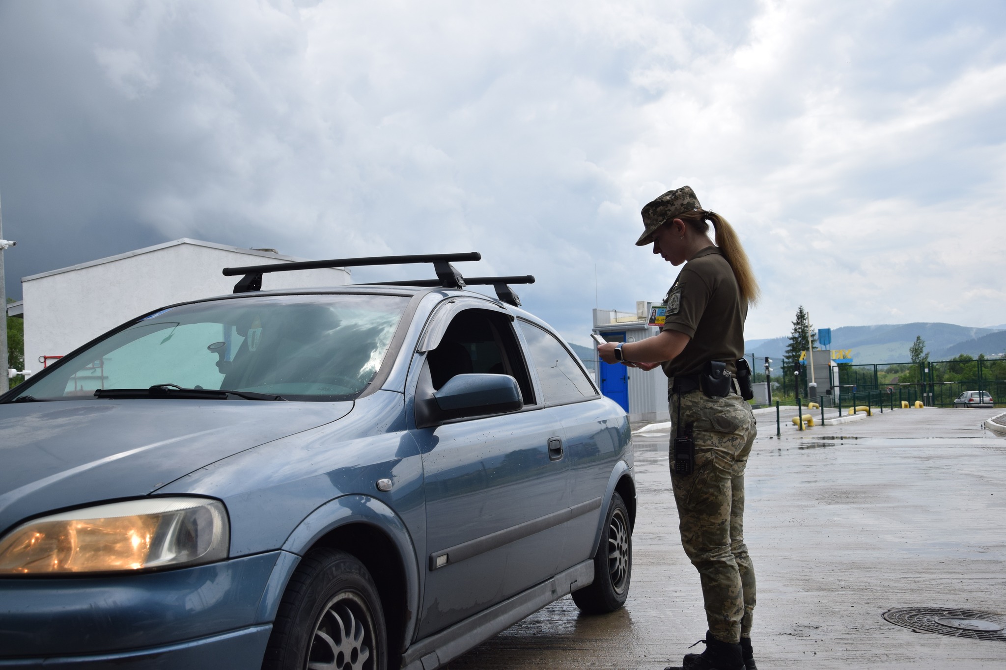 Фальшиві документи, нелегальні мігранти та викрадені авто: скільки порушників викрили на кордоні цього року 